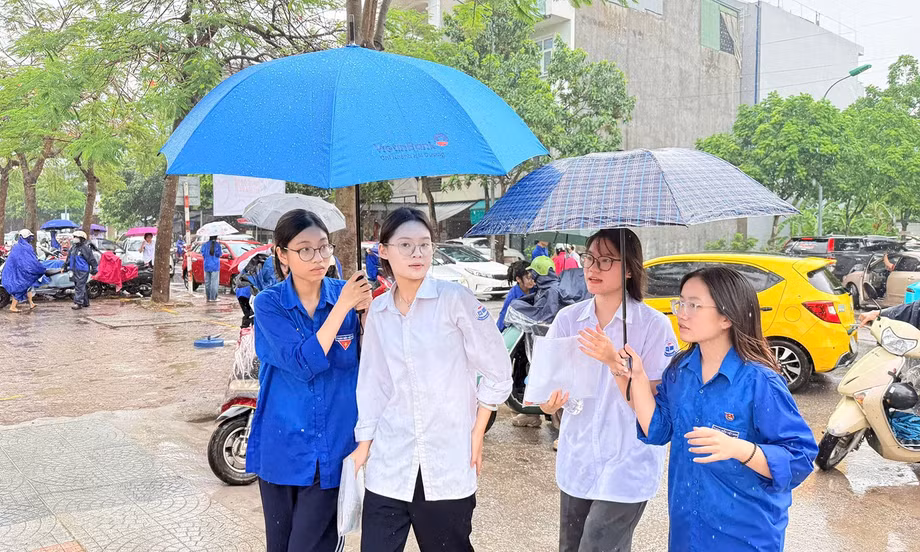Thanh niên đất Cảng đội mưa tiếp sức sĩ tử
