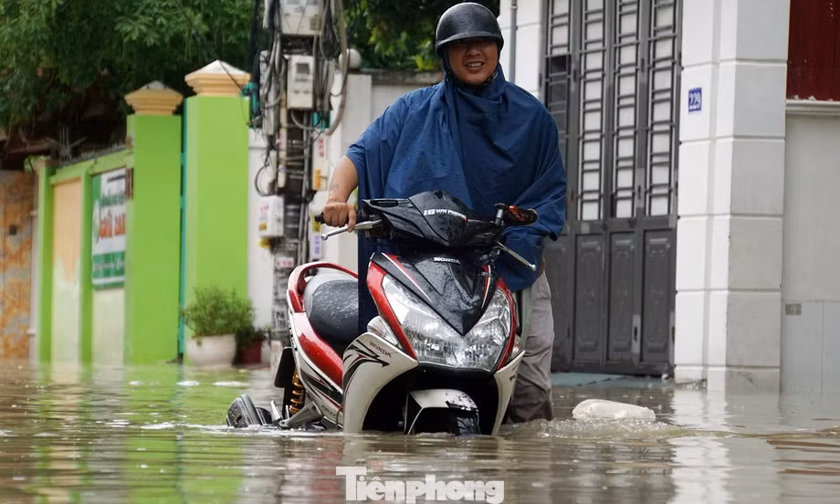 Nhiều phố trung tâm Hải Phòng ngập sâu từ sáng đến trưa