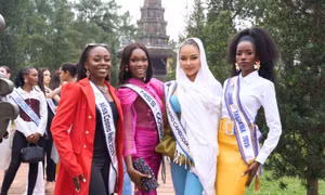 Hello Cosmo From Vietnam được dựng ngay trên trục chính của Quảng trường Ngọ Môn