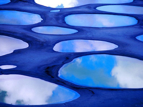 Kỳ lạ Hồ Chấm Bi ở Canada