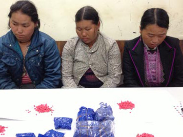 Bắt 2 chị em sơn nữ vận chuyển 8000 viên ma túy