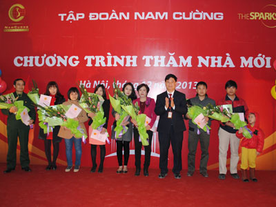 Trao sổ hồng cho người mua nhà tại chung cư The Sparks