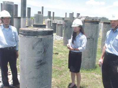 Sau gần 4 năm, dự án nhiều tỷ USD này mới giải ngân được hơn 38 triệu USD (trong ảnh đến hết tháng 7-2010, dự án mới đóng được hơn 1.200 cọc móng)