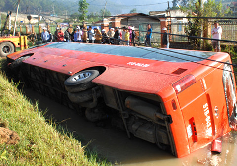 Xe khách lao xuống mương, 20 người gặp nạn