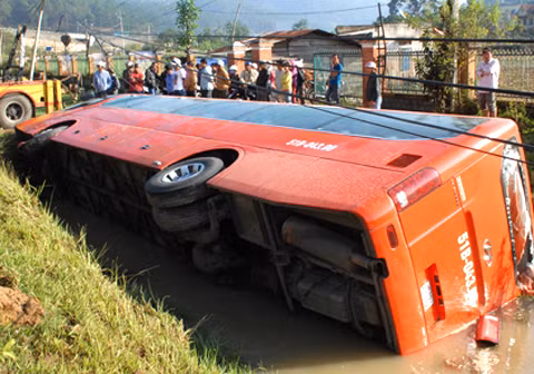 Xe khách lao xuống mương, 20 người gặp nạn