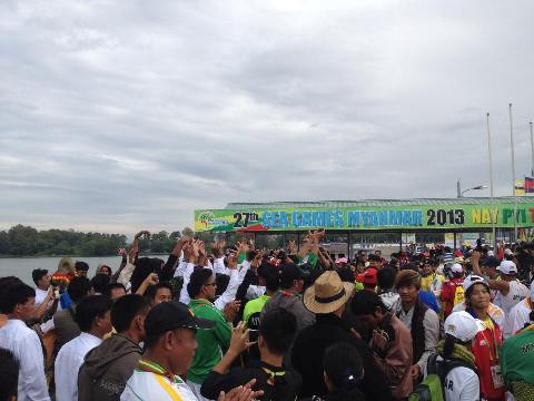 Dân Myanmar đi xem Canoeing như trảy hội