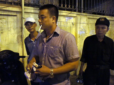 Nhận là công an, chống đối cảnh sát, tấn công nhà báo