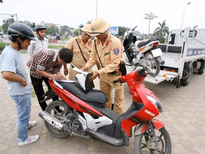 Thanh niên dễ lách luật khi vi phạm luật giao thông (ảnh chỉ mang tính minh họa). Ảnh: Xuân Phú