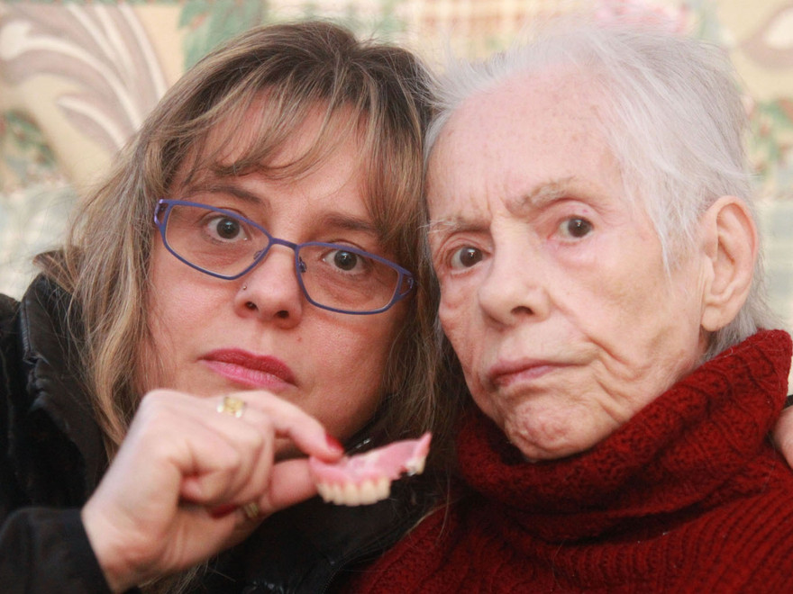 Cụ bà suýt chết vì nuốt cả hàm răng giả