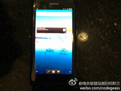 Ảnh smartphone MeeGo bàn phím QWERTY từ Nokia