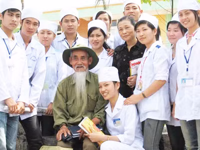 Ông Khiết giao lưu với sinh viên trường Trung cấp Y dược Đức Thiện ở Thanh Hóa