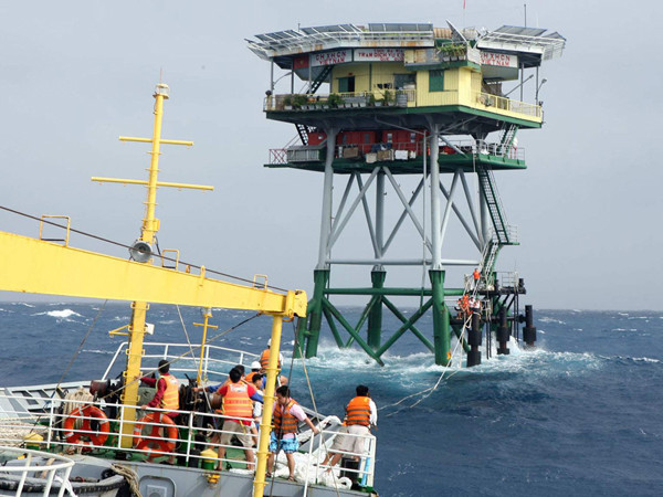 Chiến sĩ Nhà giàn đón tàu vào tiếp tế