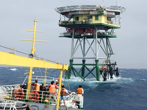 Chiến sĩ Nhà giàn đón tàu vào tiếp tế