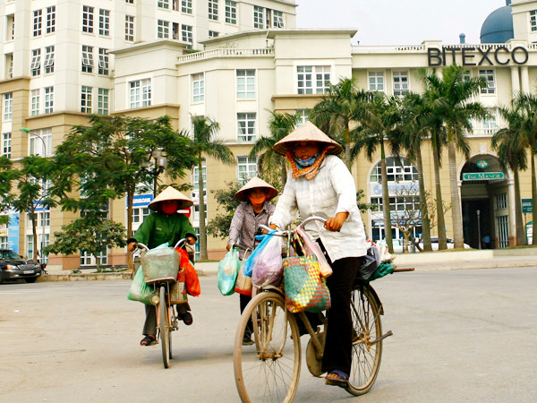 Nông dân lên thành phố mưu sinh. Ảnh: Hồng Vĩnh