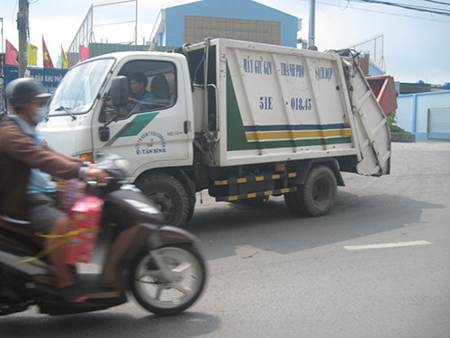 Nhập xe tiền tỉ để... ép rác