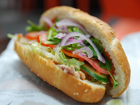 Ông chủ 9X và quyết tâm làm giàu nhờ bánh mì kẹp