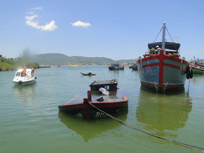 Điều tra con tàu chìm nghi xả dầu bẩn