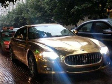 Lóa mắt với Maserati Quattroporte mạ vàng