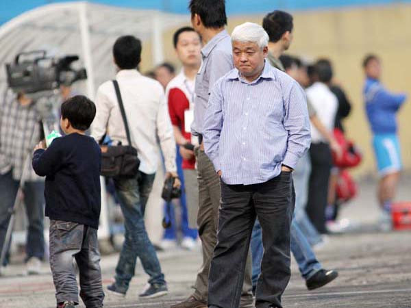 Vung tay quá trán, bóng đá Việt lãnh hậu quả