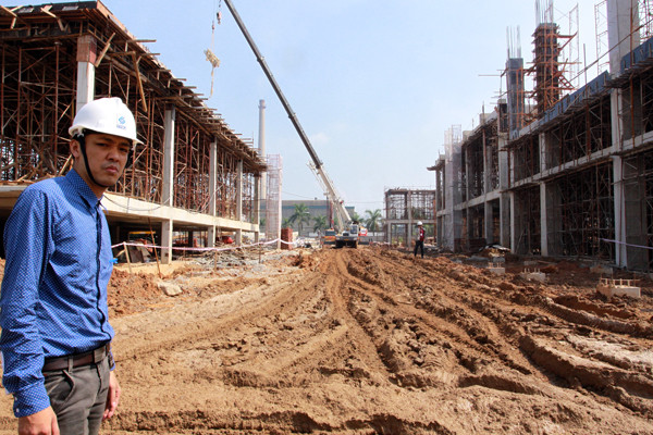 Đường đi vào công trình ngập bùn đất gây cản trở việc thi công