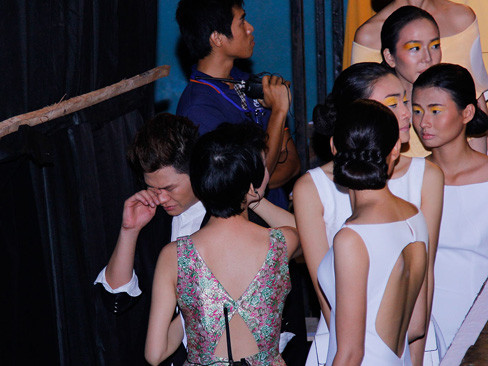 Minh Hà khóc ở hậu trường chung kết Project Runway