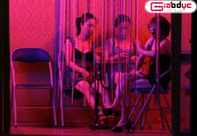 Phút nhắm mắt sa chân của gái massage