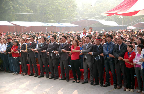 Gần 1000 người tình nguyện hiến máu