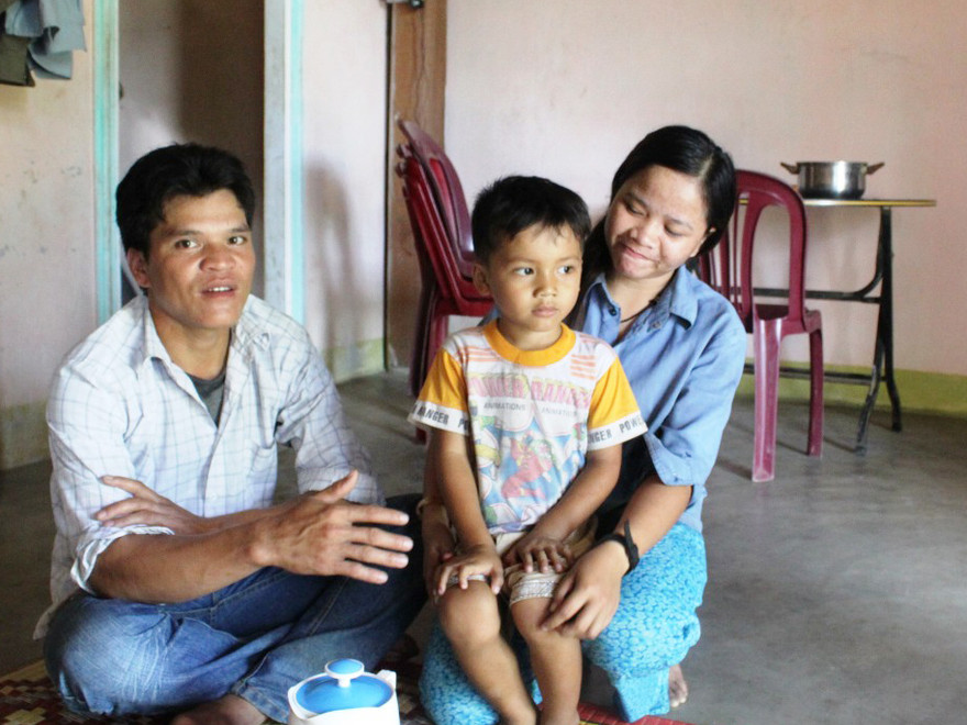 A Lăng Thức và vợ ngọn mới bắt về. Ảnh: Nguyễn Huy