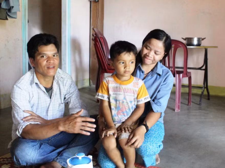 A Lăng Thức và vợ ngọn mới bắt về. Ảnh: Nguyễn Huy