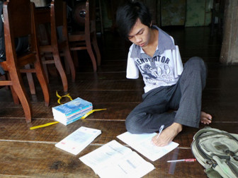 Cậu học trò không tay 'ngập ngừng' trước cổng trường ĐH