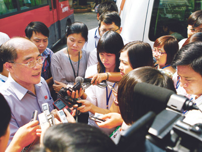 Phó Thủ tướng thường trực Nguyễn Sinh Hùng trả lời phỏng vấn báo chí tại Quốc hội Ảnh: Hồng Vĩnh