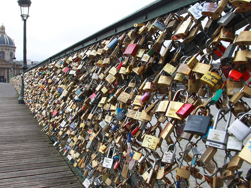 Đến 'cầu tình yêu' ở Pháp để... móc khóa