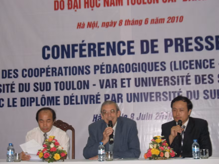 Học bốn năm được cấp hai bằng đại học