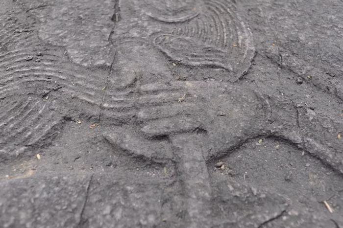 'Bí ẩn' sập rồng có đôi tay phụ nữ ở đền vua Đinh