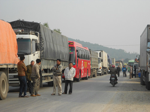 Quốc lộ 1A tắc kéo dài 15 km