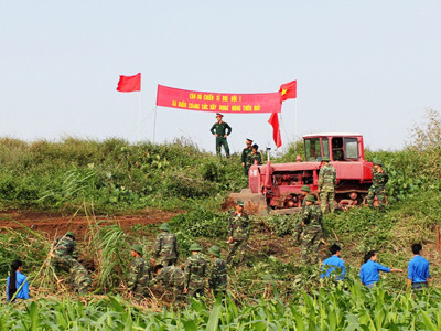 Chiến sĩ công binh xây dựng nông thôn mới