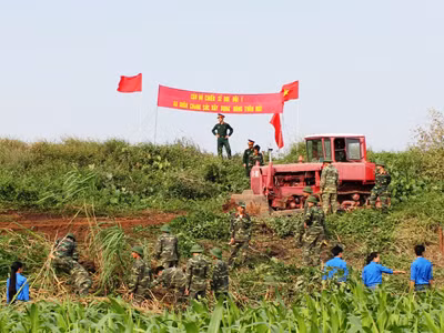 Chiến sĩ công binh xây dựng nông thôn mới