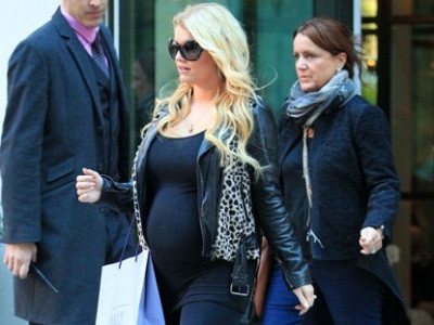 Jessica Simpson lộ thân hình xồ xề sau sinh
