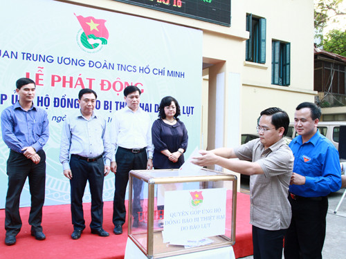 T.Ư Đoàn quyên góp ủng hộ đồng bào vùng lũ
