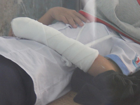 Nữ sinh dùng dao lam cắt tay phản đối cô giáo