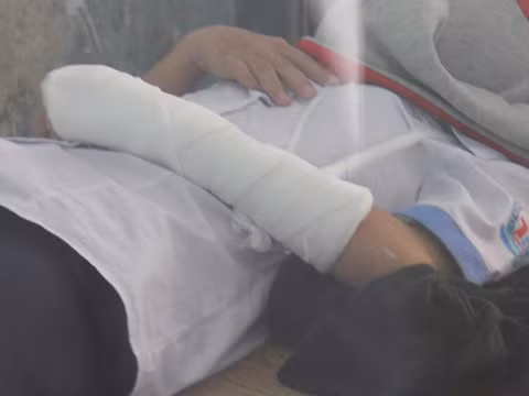 Nữ sinh dùng dao lam cắt tay phản đối cô giáo