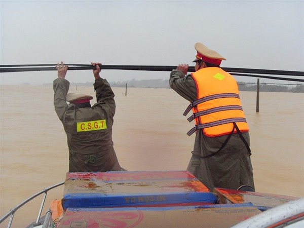 Lực lượng cứu hộ vùng lũ 'bó tay'