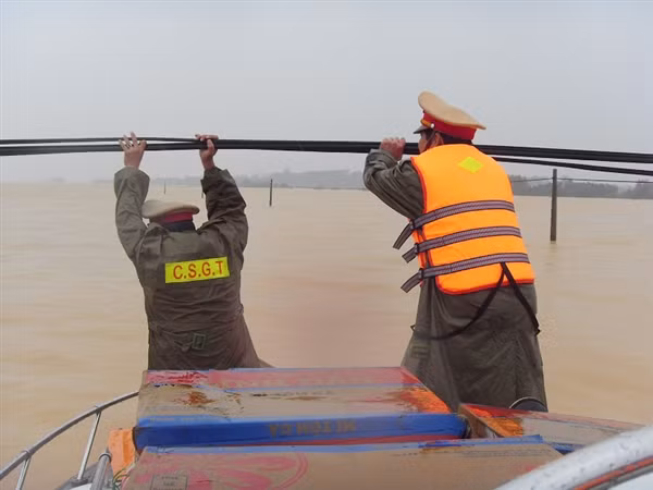 Lực lượng cứu hộ vùng lũ 'bó tay'