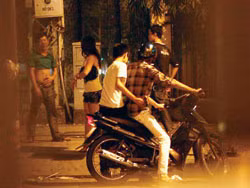 Bắt khách. Ảnh: N.T.N (Thanh Niên)