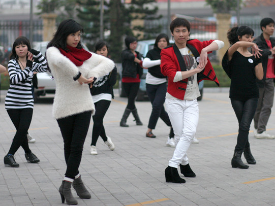 Nhảy flashmob trên giày cao gót