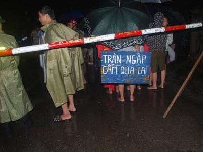 Ôtô 7 chỗ bị lũ cuốn trôi, 5 người mất tích