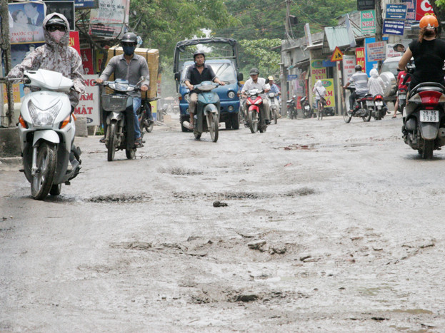 Hà Nội: Dân khổ vì đường Lĩnh Nam xuống cấp