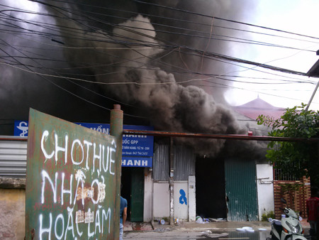 Kho sơn bốc cháy ngùn ngụt, khu dân cư náo loạn