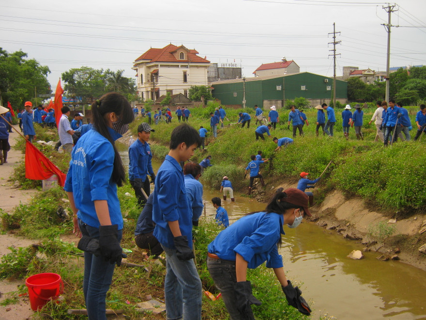 Hơn 300 thanh niên ra quân vệ sinh môi trường