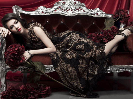 Hoàng My lạ và gợi cảm trong sắc đỏ nóng bỏng